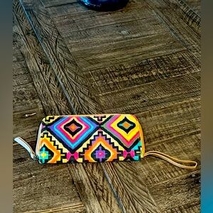 GIA & DANI WRISTLET WALLET. GREAT CONDITION. BUNDLE2SAVE